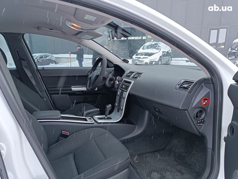 Volvo S40 2010 белый - фото 37