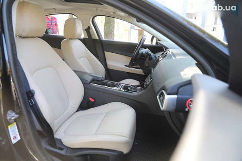 Jaguar XE 2016 - фото 10