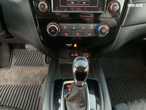 Nissan Rogue 2018 белый - фото 33