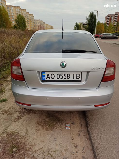 Skoda Octavia 2011 серебристый - фото 11