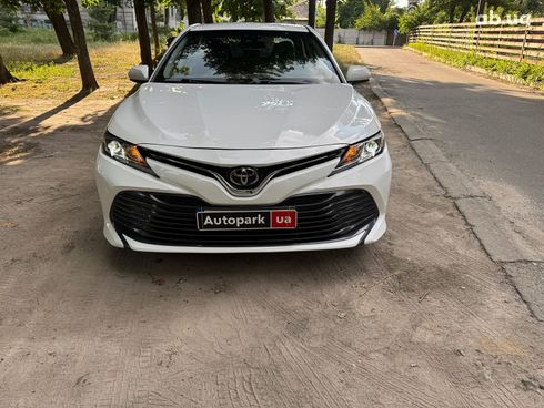 Toyota Camry 2020 белый - фото 2