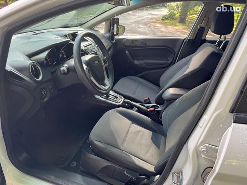Ford Fiesta 2018 белый - фото 16