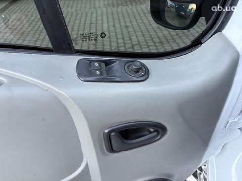 Opel Vivaro 2009 белый - фото 16