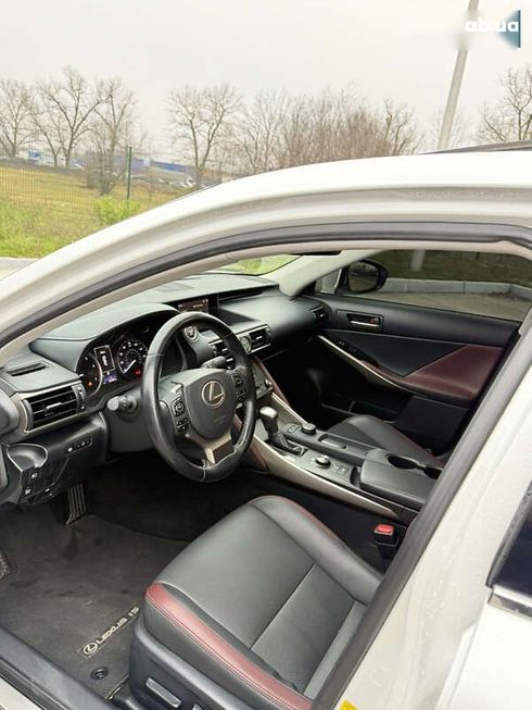 Lexus IS 2018 - фото 21