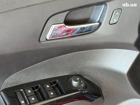 Chevrolet Sonic 2018 красный - фото 13