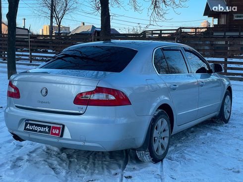 Skoda Superb 2012 серый - фото 7