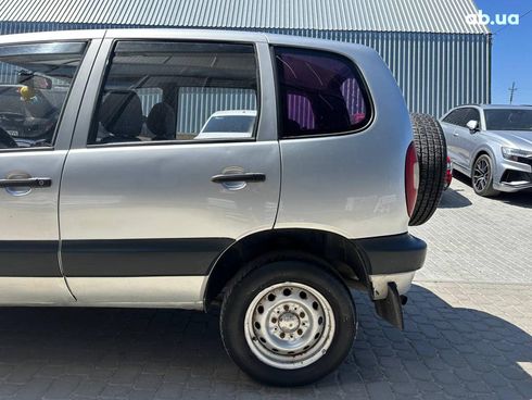 Chevrolet Niva 2004 серый - фото 5