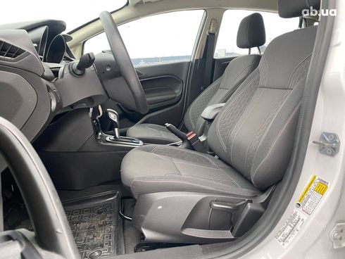 Ford Fiesta 2019 белый - фото 18