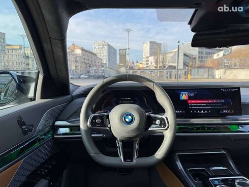 BMW i7 2023 - фото 24