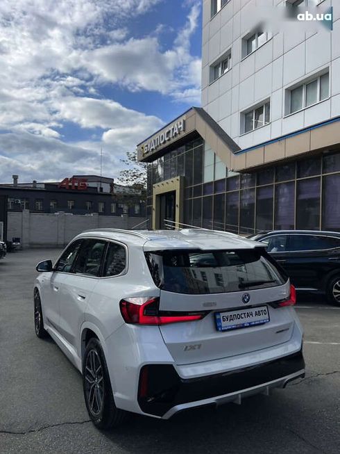 BMW iX1 2024 - фото 3
