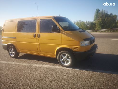 Volkswagen Transporter 2001 желтый - фото 10