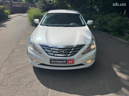 Hyundai Sonata 2011 белый - фото 2
