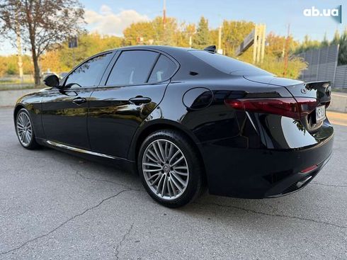 Alfa Romeo Giulia 2017 - фото 15