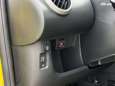 Peugeot 107 2012 желтый - фото 23