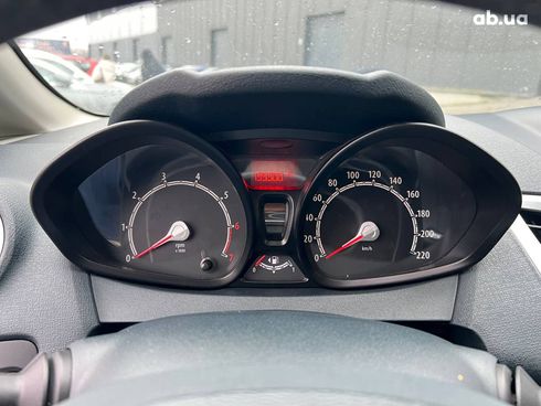 Ford Fiesta 2012 белый - фото 22