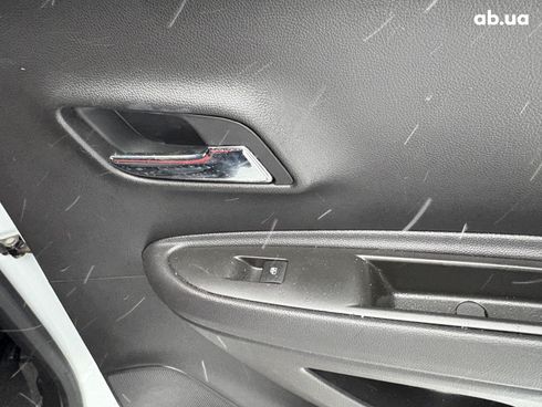 Chevrolet Trax 2016 белый - фото 36