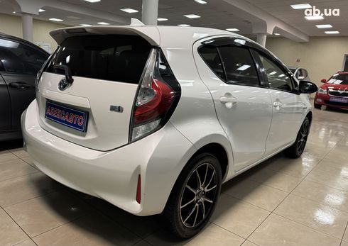 Toyota Aqua 2018 белый - фото 11