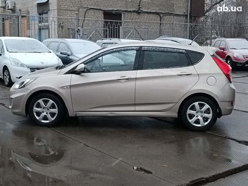 Hyundai Accent 2012 бежевый - фото 4