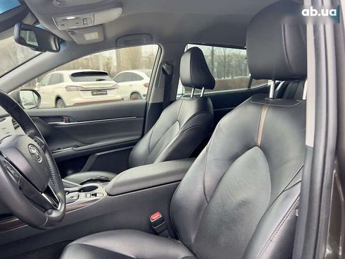 Toyota Camry 2019 - фото 16