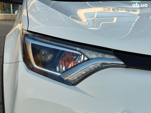Toyota RAV4 2018 белый - фото 12
