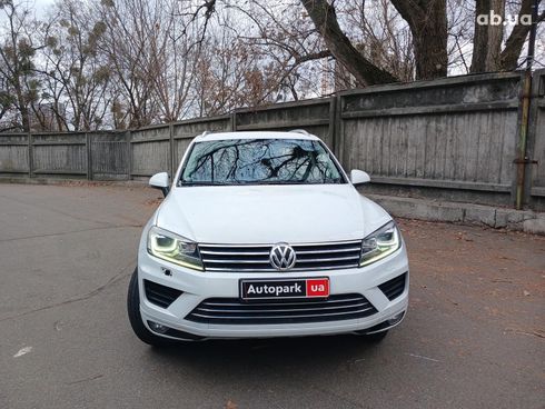 Volkswagen Touareg 2013 белый - фото 2