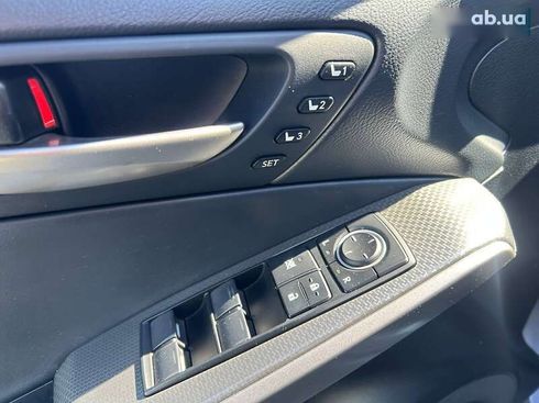 Lexus IS 2018 - фото 16