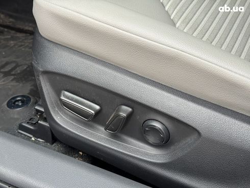 Toyota Camry 2022 серый - фото 16