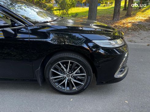 Toyota Camry 2022 черный - фото 5