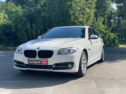 BMW 5 серия 2015 белый - фото 2