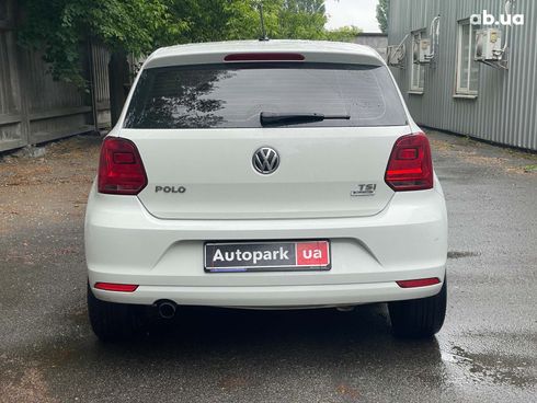 Volkswagen Polo 2015 белый - фото 8