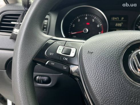 Volkswagen Jetta 2016 белый - фото 24