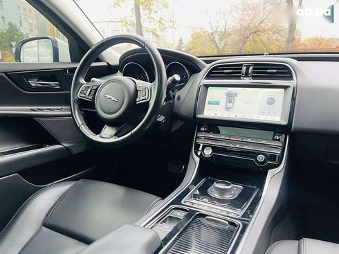 Jaguar XE 2018 - фото 11