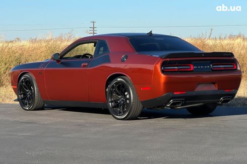 Dodge Challenger 2023 вишневый - фото 5