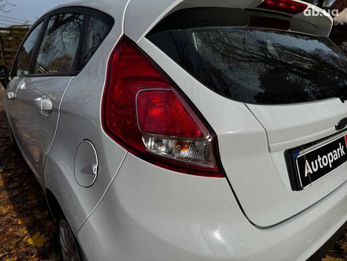Ford Fiesta 2017 белый - фото 9