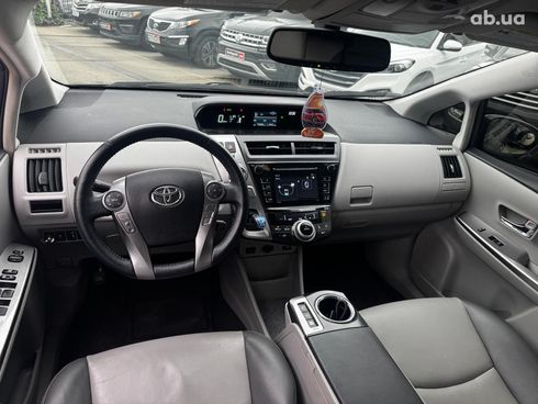 Toyota Prius V 2017 серый - фото 24