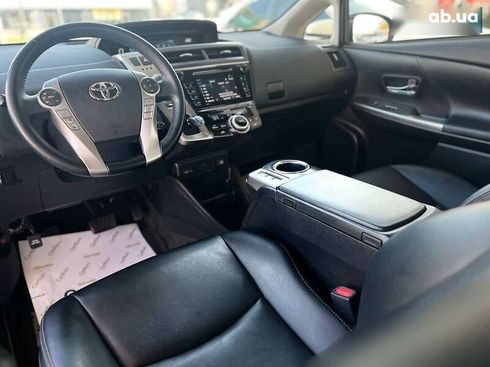 Toyota Prius V 2017 - фото 17