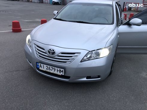 Toyota Camry 2008 серебристый - фото 3