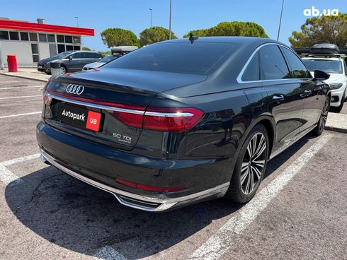 Audi A8 2018 серый - фото 4
