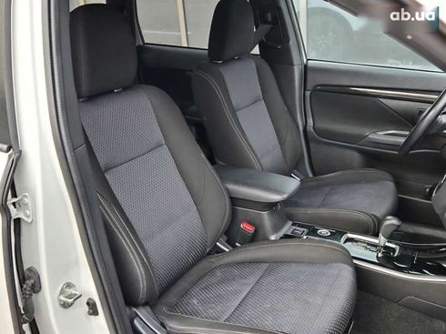 Mitsubishi Outlander 2017 - фото 11