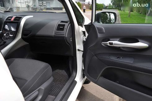 Toyota Auris 2011 - фото 27
