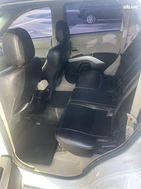 Mitsubishi Outlander XL 2008 белый - фото 6
