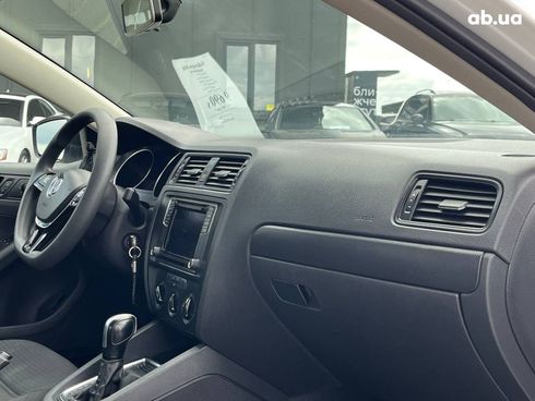 Volkswagen Jetta 2016 белый - фото 11