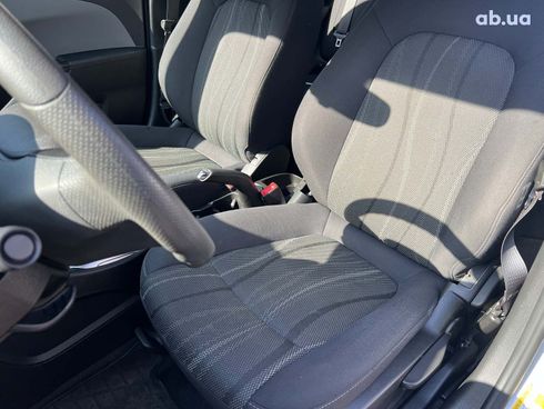 Chevrolet Sonic 2019 серый - фото 29