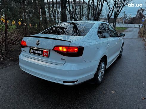 Volkswagen Jetta 2016 белый - фото 6