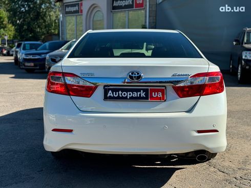 Toyota Camry 2014 белый - фото 7