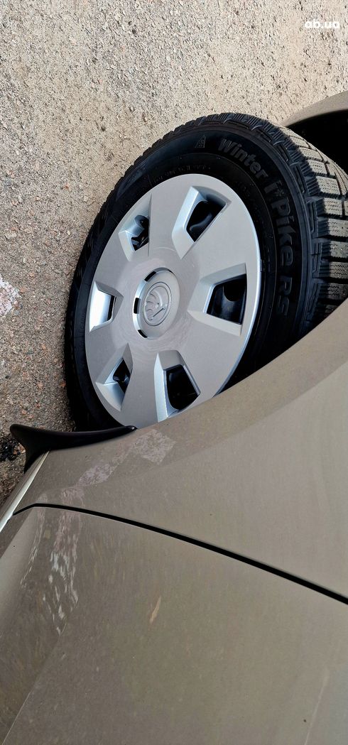 Skoda Rapid 2013 бежевый - фото 8