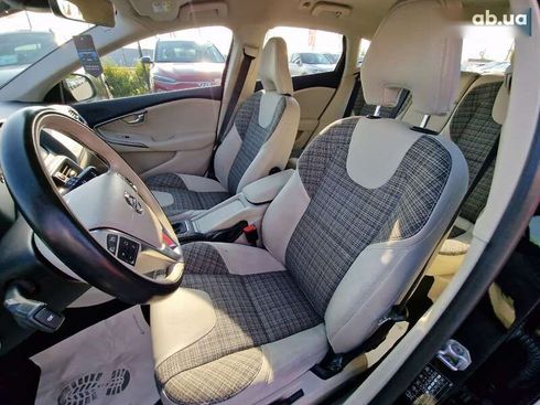 Volvo V40 2018 - фото 21