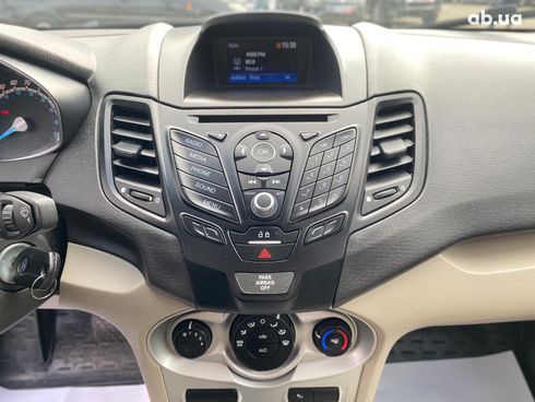 Ford Fiesta 2018 белый - фото 56