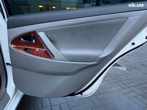 Toyota Camry 2010 белый - фото 51