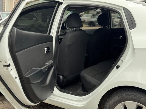 Kia Rio 2013 белый - фото 35